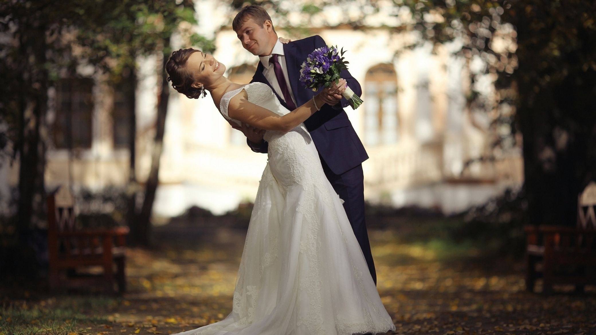 Le marié fait danser la mariée en la renversant
